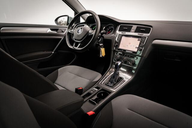 Volkswagen e-Golf 85 Kw 24 kWh | Adap. Cruise | Carplay | Org. NL | LED | PDC | Voorruitverwarming