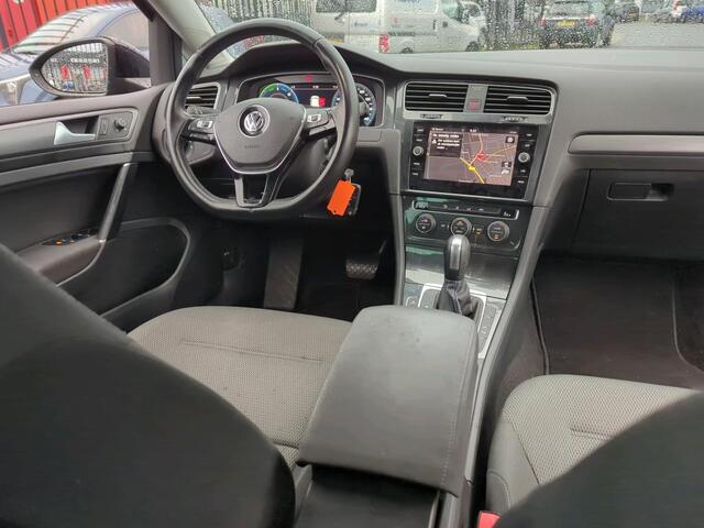 Volkswagen e-Golf 136pk E-DITION / LED / Virtual Cockpit / Navigatie / Parkeersensoren V+A / 17" LMV