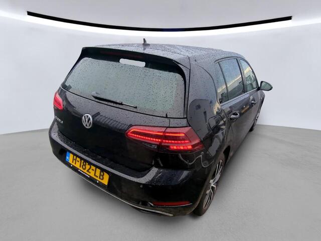 Volkswagen e-Golf 136pk E-DITION / LED / Virtual Cockpit / Navigatie / Parkeersensoren V+A / 17" LMV