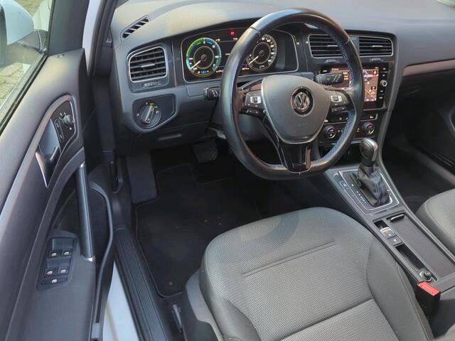 Volkswagen e-Golf E-DITION / Navigatie / LED / Digital cockpit / Parkeersensoren / 16''LMV