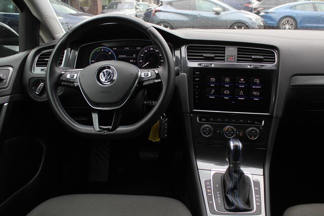 Volkswagen e-Golf e-Golf / Camera / Virtual Cockpit / CarPlay / Keyless / Navigatie / 17'' / Stoelverwarming / DAB / ACC