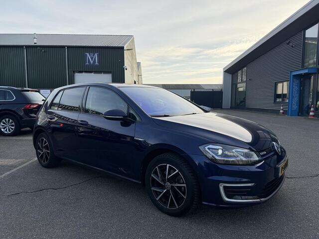 Volkswagen e-Golf e-Golf SOH 90% | ACHTERUITRIJ CAMERA | DIG. DASH| DODE HOEK| CARPLAY| STOELVERWARMING| ALL SEASON BANDEN | LEUKE COMPLETE AUTO| RIJKLAAR INCL. 12 MND BOVAG GARANTIE