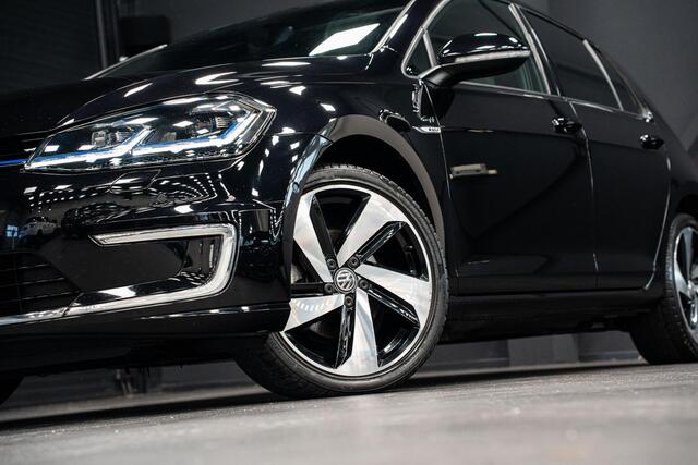 Volkswagen e-Golf *Warmtepomp / Dynaudio / Keyless / Sportstoelen / Lederen bekleding*