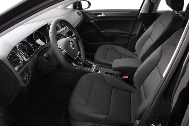 Volkswagen e-Golf Edition | Navigatie | Climate Control | Cruise control adaptief | Parkeer sensoren | Lichtmetalen Velgen 17" | Parkeer sensoren