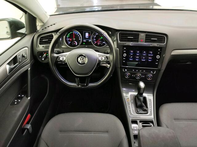 Volkswagen e-Golf E-DITION / Achteruitrijcamera / 16 Inch / Climate control / Adaptive Cruise / Led
