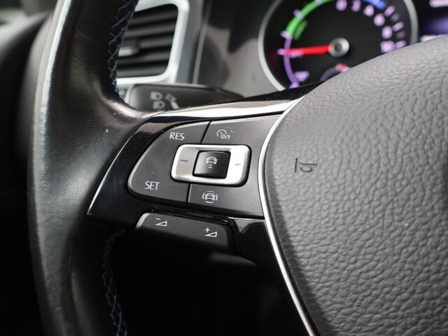 Volkswagen e-Golf E-DITION | 136 PK | SoH 90% | Warmtepomp | Adaptive cruise control | Verwarmde voorruit |