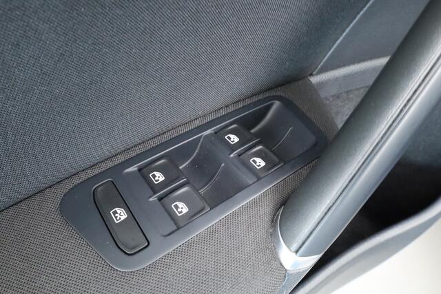 Volkswagen e-Golf | Navi | Apple CarPlay | Adapt. Cruise | PDC | Clima | 18'' | Verwarmde voorruit |