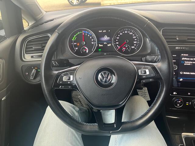Volkswagen e-Golf E-DITION / LED / Navigatie / Parkeersensoren / 17" LMV