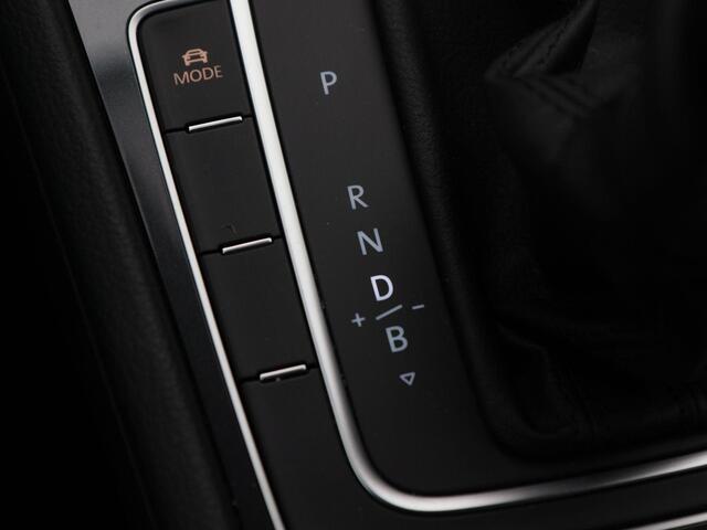 Volkswagen e-Golf E-DITION 136 Pk Automaat | Full LED | Leder | 17 Inch | Stoelverwarming | Camera | 99.942 Km!!