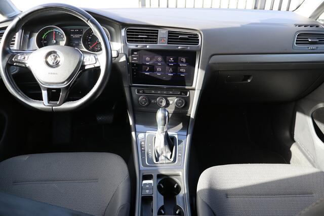 Volkswagen e-Golf Volkswagen e-Golf Automaat/Achteruitrijcamera/Parkeersensoren/Apple carplay/Navigatie/Adaptive cruise control/Keyless/Oplaadkabel incl 220V aansluiting/Elektrische ramen/Elektrisch verstelbare spiegels/Multifunctioneel stuurwiel/Lichtmetalen velgen.