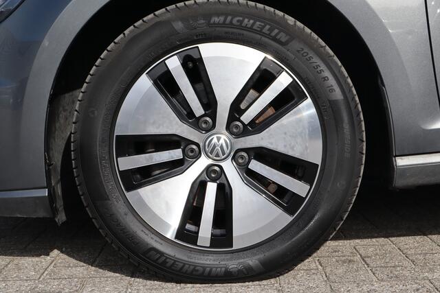 Volkswagen e-Golf Volkswagen e-Golf Automaat/Achteruitrijcamera/Parkeersensoren/Apple carplay/Navigatie/Adaptive cruise control/Keyless/Oplaadkabel incl 220V aansluiting/Elektrische ramen/Elektrisch verstelbare spiegels/Multifunctioneel stuurwiel/Lichtmetalen velgen.