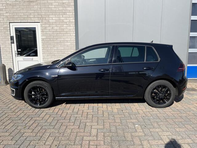 Volkswagen e-Golf / SOH 94%/ AUTOMAAT/ WARMTEPOMP/ ACC/ DODEHOEK/ PARK.SESOREN V+A/ CAMERA/ STOELVERWARM./ APP-CONNECT/ KEYLESS/ RIJ-MODI/ DIGITAL DASH/ DAB/ NAVI/ CLIMA/ LED/ 16'' LMV