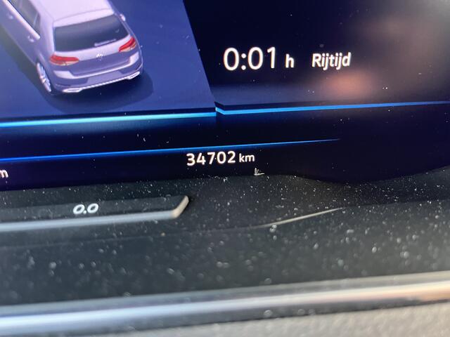Volkswagen e-Golf / SOH 94%/ AUTOMAAT/ WARMTEPOMP/ ACC/ DODEHOEK/ PARK.SESOREN V+A/ CAMERA/ STOELVERWARM./ APP-CONNECT/ KEYLESS/ RIJ-MODI/ DIGITAL DASH/ DAB/ NAVI/ CLIMA/ LED/ 16'' LMV