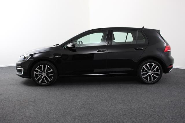 Volkswagen e-Golf e-Golf Edtion Navigatie Apple Carplay/Android auto Bluetooth Adaptieve Cruise Control Lichtmetalen Velgen 17" Parkeer sensoren