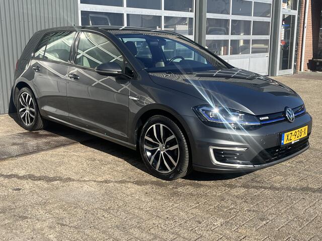 Volkswagen e-Golf 100% Elektrisch Airco Cruise controle Virtual display Navigatiesysteem Stuurwielbediening Telefoonverbinding Dynaudio Zwarte hemel Vol opties!! 230 km actieradius WLTP