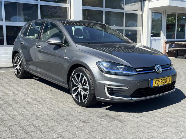 Volkswagen e-Golf 100% Elektrisch Airco Cruise controle Virtual display Navigatiesysteem Stuurwielbediening Telefoonverbinding Dynaudio Zwarte hemel Vol opties!! 230 km actieradius WLTP