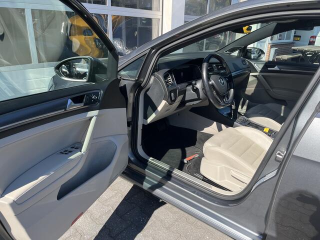 Volkswagen e-Golf 100% Elektrisch Airco Cruise controle Virtual display Navigatiesysteem Stuurwielbediening Telefoonverbinding Dynaudio Zwarte hemel Vol opties!! 230 km actieradius WLTP