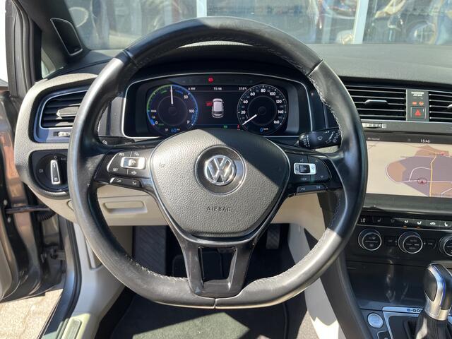 Volkswagen e-Golf 100% Elektrisch Airco Cruise controle Virtual display Navigatiesysteem Stuurwielbediening Telefoonverbinding Dynaudio Zwarte hemel Vol opties!! 230 km actieradius WLTP