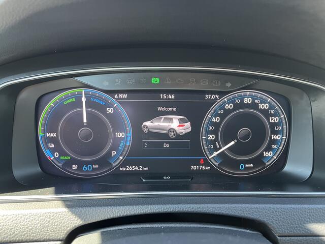 Volkswagen e-Golf 100% Elektrisch Airco Cruise controle Virtual display Navigatiesysteem Stuurwielbediening Telefoonverbinding Dynaudio Zwarte hemel Vol opties!! 230 km actieradius WLTP