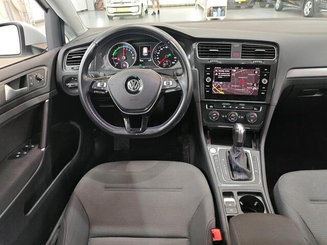 Volkswagen e-Golf E-DITION / AUTOMAAT/ SOH 92%/ CRUISE/ NAVI/ CLIMATE/ PARK. SENSOREN + CAMERA/ PRIVACY GLASS/ FULL LED/ 17" LMV
