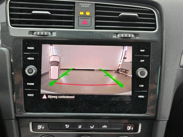Volkswagen e-Golf E-DITION / AUTOMAAT/ SOH 92%/ CRUISE/ NAVI/ CLIMATE/ PARK. SENSOREN + CAMERA/ PRIVACY GLASS/ FULL LED/ 17" LMV