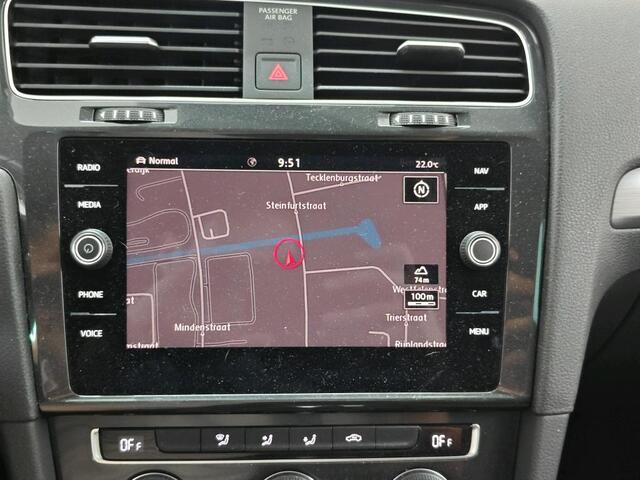 Volkswagen e-Golf E-DITION / AUTOMAAT/ SOH 92%/ CRUISE/ NAVI/ CLIMATE/ PARK. SENSOREN + CAMERA/ PRIVACY GLASS/ FULL LED/ 17" LMV