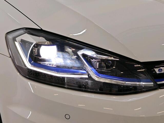 Volkswagen e-Golf E-DITION / AUTOMAAT/ SOH 92%/ CRUISE/ NAVI/ CLIMATE/ PARK. SENSOREN + CAMERA/ PRIVACY GLASS/ FULL LED/ 17" LMV