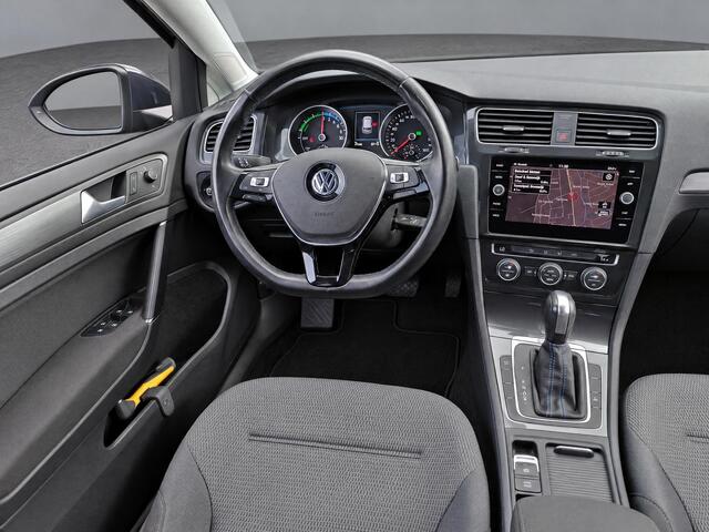 Volkswagen e-Golf E-DITION / Navigatie / App connect / Parkeersensoren V+A / Lichtmetaal 17 inch /