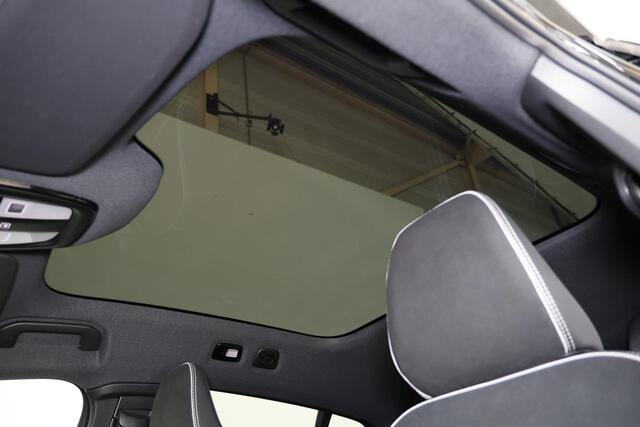 Volvo C40 Extended Range Ultimate 82 kWh - Panoramadak - IntelliSafe Assist & Surround - Verwarmde voorstoelen & stuur - Parkeersensoren voor & achter - Elektr. bedienb. voorstoelen met geheugen links - Draadloze tel. lader - Warmtepomp - Extra getint glas - Elektr