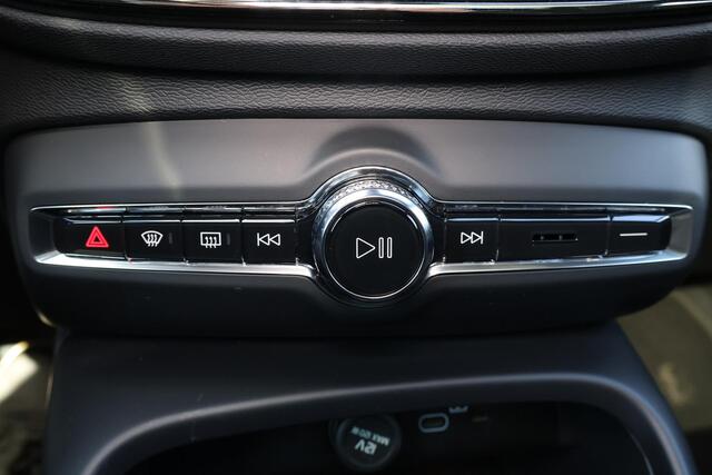 Volvo C40 Extended Range Ultimate 82 kWh - Panoramadak - IntelliSafe Assist & Surround - Verwarmde voorstoelen & stuur - Parkeersensoren voor & achter - Elektr. bedienb. voorstoelen met geheugen links - Draadloze tel. lader - Warmtepomp - Extra getint glas - Elektr