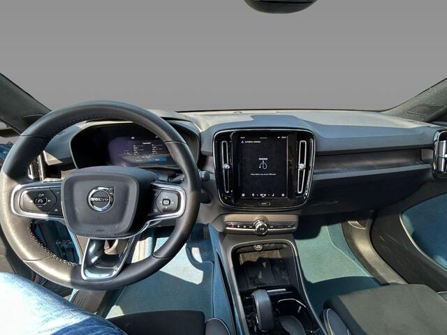 Volvo C40 Recharge Twin Intro Edition 78 kWh / Trekhaak / Panoramadak / 360Camera / 19'' / Interieurvoorverwarming / Harman Kardon / Keyless / Navigatie / Dodehoek / DAB / ACC / Stoelverwarming / Stuurverwarming / Warmtepomp