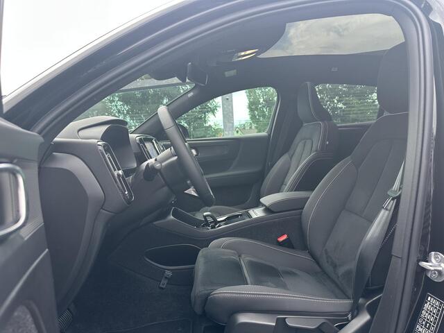 Volvo C40 Single Motor Extended Range Plus 82 kWh Panorama dak, Verwarmde stoelen voor, Verwarmd stuurwiel, Keyless entry, Semi elektrische trekhaak, Parkeer camera.