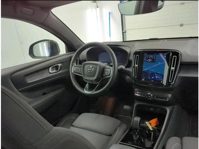 Volvo C40 Recharge Plus 69 kWh 100% Elektrisch, 100% Stijlvol / Panoramadak / Trekhaak / Pdc.+Camera / Stoel-Stuurverwarming / Navigatie / Radio-multimedia /