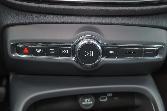 Volvo C40 Plus 69 kWh - Panoramadak - IntelliSafe Assist & Surround - Parkeercamera achter - Verwarmde voorstoelen & stuur - Parkeersensoren voor & achter - Warmtepomp - Draadloze tel. lader - Extra getint glas - 20' LMV