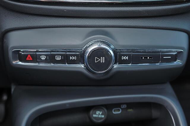 Volvo C40 Extended Range Core 82 kWh - Panoramadak - IntelliSafe Assist & Surround - Verwarmde voorstoelen, stuur & achterbank - Parkeersensoren voor & achter - Draadloze tel. lader - Extra getint glas - Warmtepomp - Elektr. inklapbare trekhaak - 19' LMV