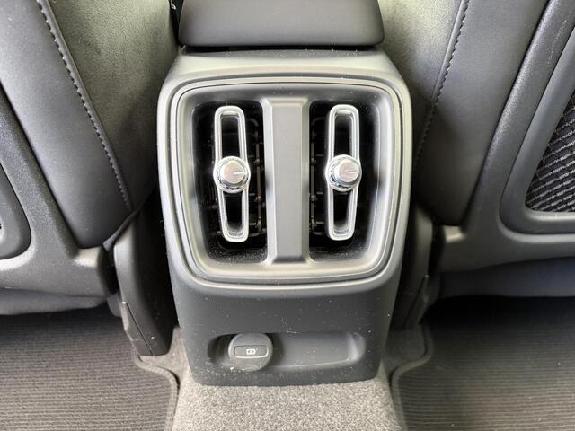 Volvo C40 Recharge Core 69 kWh SOH 93%|| VAN: 33.900,- VOOR: 30.877,- UW WKVOORDEEL: 3.023,-|VOLVO DEALER ONDERHOUDEN| ACHTERUITRIJCAMERA| PANORAMADAK| STOEL + STUURVERWARMING| RIJKLAARPRIJS INCL. 12 MAANDEN BOVAG GARANTIE|