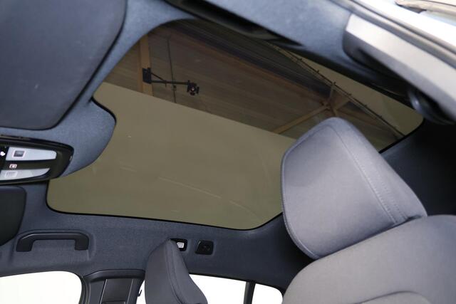 Volvo C40 Extended Range Ultimate 82 kWh - Panoramadak - IntelliSafe Assist & Surround - 360º Camera - Harman/Kardon audio - Verwarmde voorstoelen, stuur & achterbank - Parkeersensoren voor & achter - Elektr. bedienb. voorstoelen met geheugen links - Draadloze tel.