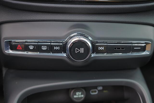 Volvo C40 Extended Range Ultimate 82 kWh - Panoramadak - IntelliSafe Assist & Surround - 360º Camera - Harman/Kardon audio - Verwarmde voorstoelen, stuur & achterbank - Parkeersensoren voor & achter - Elektr. bedienb. voorstoelen met geheugen links - Draadloze tel.