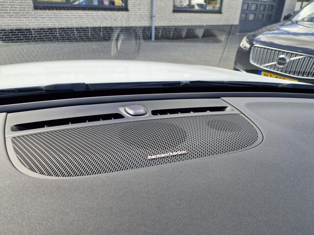 Volvo C40 Recharge Twin Intro Edition 78 kWh | Crystal White Pearl | getinten ramen | warmte pomp