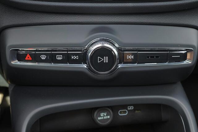 Volvo C40 Extended Range Ultimate 82 kWh - Panoramadak - IntelliSafe Assist & Surround - 360º Camera - Harman/Kardon audio - Verwarmde voorstoelen & stuur - Parkeersensoren voor & achter - Elektr. bedienb. voorstoelen met geheugen links - Draadloze tel. lader - Warmtepomp - Extra getint glas - 20' LMV
