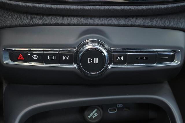 Volvo C40 Extended Range Plus 82 kWh - Panoramadak - IntelliSafe Assist & Surround - Parkeercamera achter - Verwarmde voorstoelen & stuur - Parkeersensoren voor & achter - Draadloze tel. lader - Warmtepomp - 19' LMV