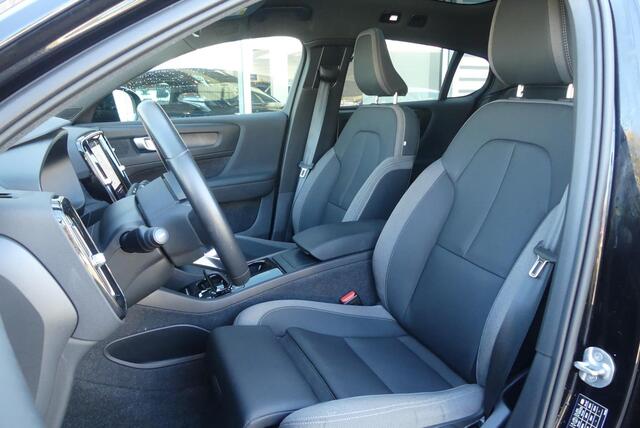 Volvo C40 Single Motor Plus 69 kWh ELEKT. TREKHAAK, PANO, LEER, WINTER PACK, ADAPT. CRUISE, CLIMA, NAVI, CAMERA, PDC V&A, APPLE CARPLAY/ANDROID AUTO, BLIS, KEYLESS, ELEKT. ACHTERKLEP, 51.771KM
