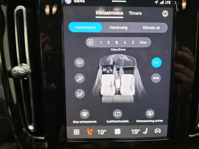 Volvo C40 Recharge Twin Intro Edition 78 kWh | Warmtepomp | Two-Tone | Trekhaak | Panoramadak | Harman Kardon Audio | 360 Graden Camera | Keyless Entry | Elektrische Achterklep | Elektrisch Verstelbare Voorstoelen | Stoelverwarming | Cruise Control Adaptief | BLIS | Google Navigatie | Apple Carplay | Android Autong | Warmtepomp |