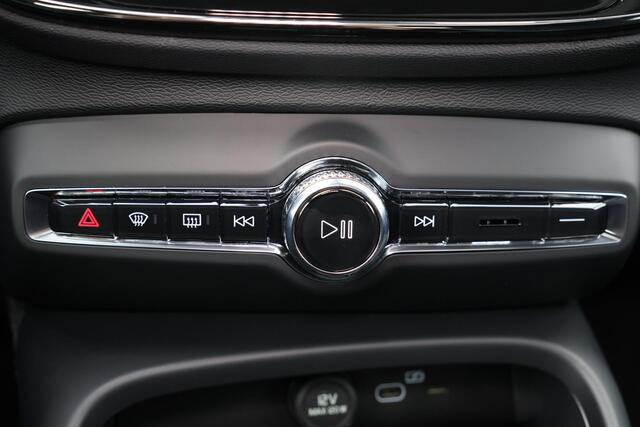 Volvo EC40 Single Motor Extended Range Ultra 82 kWh - Panoramadak - IntelliSafe Assist & Surround - Harman Kardon - 360 Camera - Verwarmde voorstoelen & stuur - Parkeersensoren voor & achter - Elektr. bedienb. voorstoelen met links geheugen - Draadloze tel. lader - 