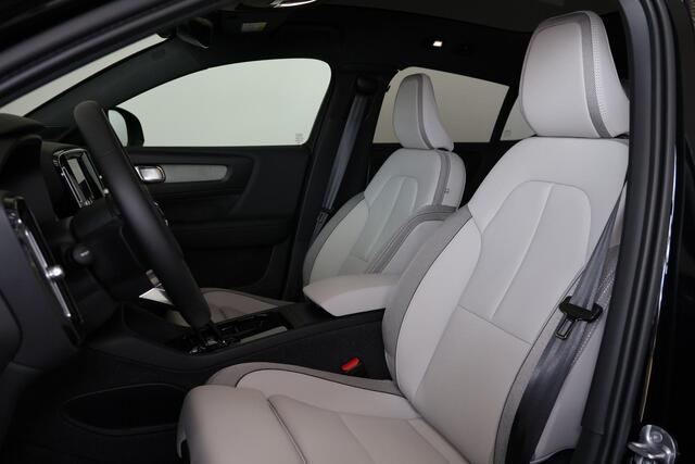 Volvo EC40 Single Motor Extended Range Plus 82 kWh - Panoramadak - IntelliSafe Assist & Surround - Parkeercamera achter - Verwarmde voorstoelen & stuur - Parkeersensoren voor & achter - Getint glas - Draadloze tel. lader - Warmtepomp - 19' LMV