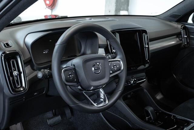 Volvo EC40 Single Motor Extended Range Ultra 82 kWh | 360° Parkeercamera | Electrische verstelbare voorstoelen | Parkeersensoren voor + achter | Stoelverwarming | Adaptive Cruise Control | Harman Kardon Premium Audio | 4-Seizoenenbanden | Google Infotainement