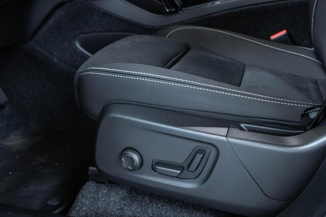 Volvo EC40 Single Motor Extended Range Ultra 82 kWh | 360° Parkeercamera | Electrische verstelbare voorstoelen | Parkeersensoren voor + achter | Stoelverwarming | Adaptive Cruise Control | Harman Kardon Premium Audio | 4-Seizoenenbanden | Google Infotainement