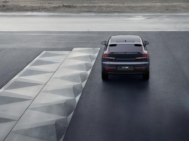 Volvo EC40 Single Motor Extended Range Plus Black Edi. 82 kWh | Panoramadak | Parkeercamera | Harman Kardon | Stoel- en Stuurverwarming | Heico Vering