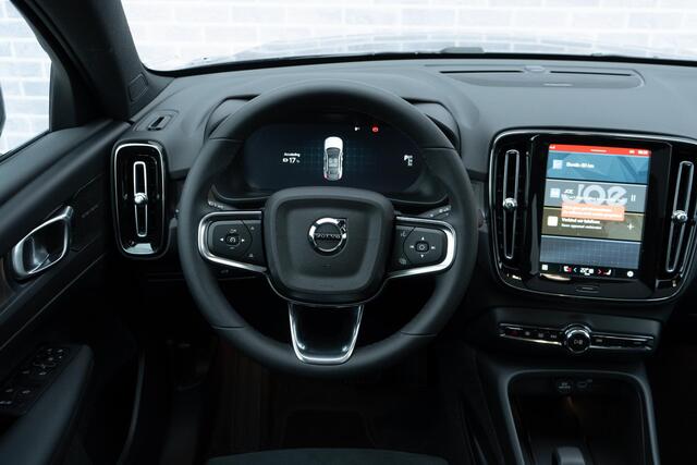 Volvo EC40 Extended Range 82 kWh Plus Black Edition | Pixel LED koplampen | 360 camera | Panoramadak | Adaptive cruise control | Stoel- en stuurwielverwarming | Harman Kardon audio | Getint glas | Warmtepomp | LED mistlampen | Google Maps navigatie |