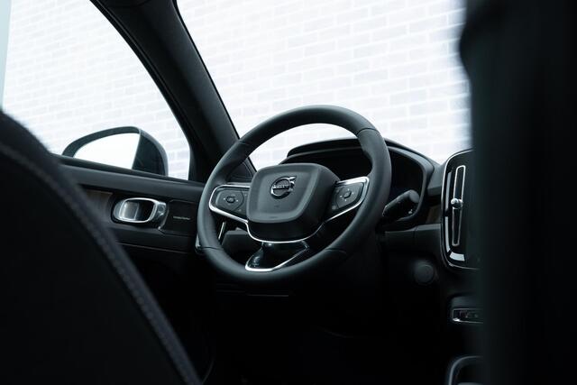 Volvo EC40 Extended Range 82 kWh Plus Black Edition | Pixel LED koplampen | 360 camera | Panoramadak | Adaptive cruise control | Stoel- en stuurwielverwarming | Harman Kardon audio | Getint glas | Warmtepomp | LED mistlampen | Google Maps navigatie |